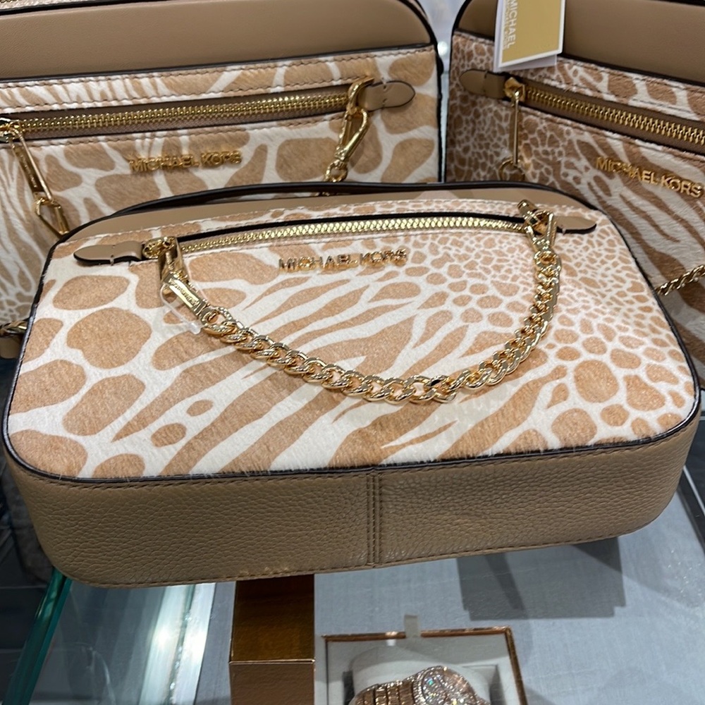 MICHAEL KORS JET SET LARGE EAST WEST ZIP POCKET CHAIN XBODY 
CAMEL
NWT - Picture 15 of 16